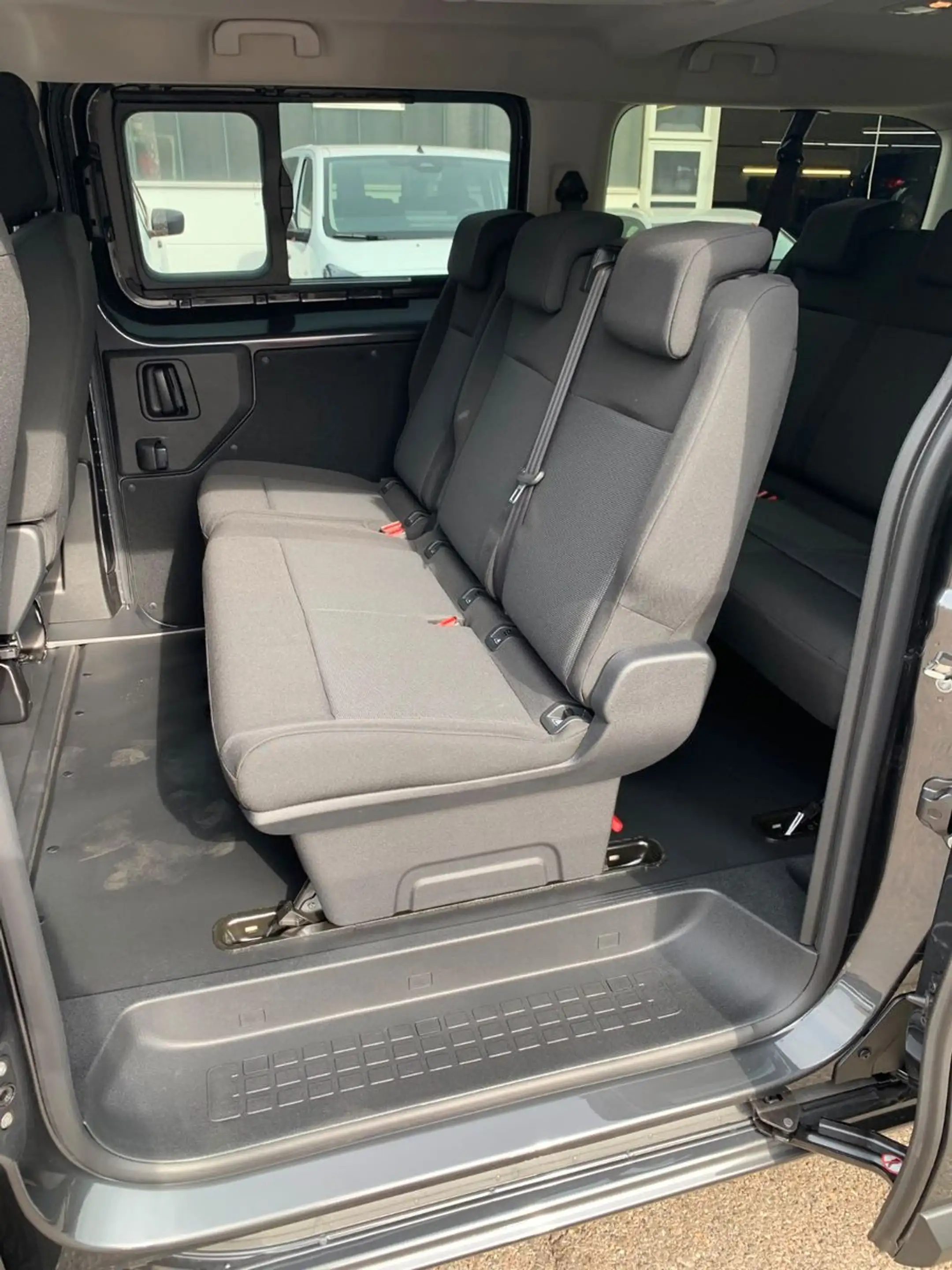 Opel Vivaro Kombi XL 8 Sitze Vollausst. 2.9 t Anhänge — photo 14