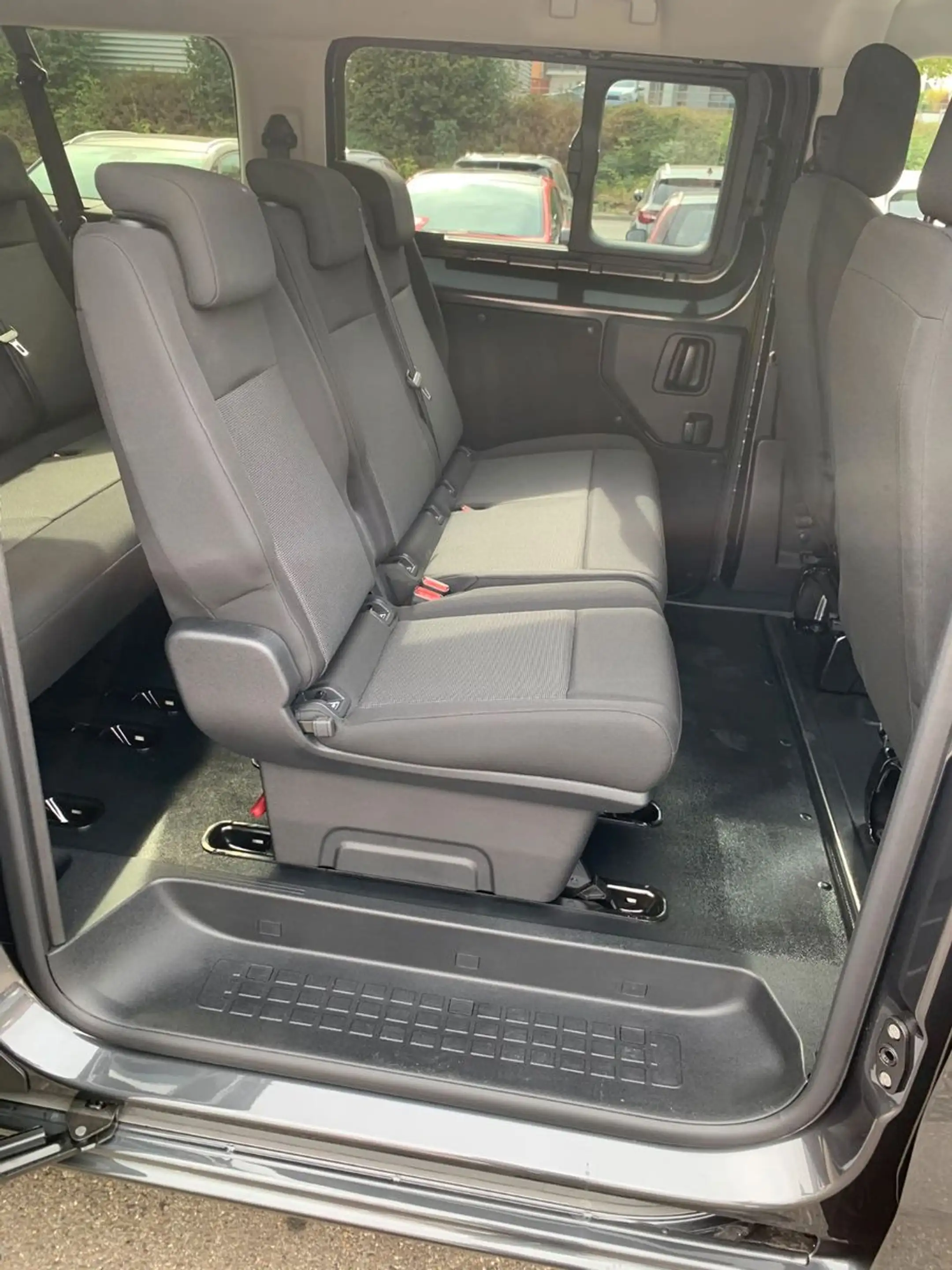 Opel Vivaro Kombi XL 8 Sitze Vollausst. 2.9 t Anhänge — photo 19