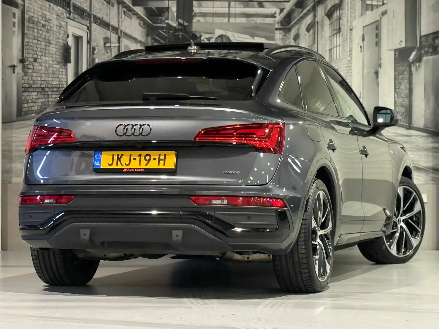 Audi Q5 Sportback 55 TFSI e S edition Competition *1e Eige Grijs - 2