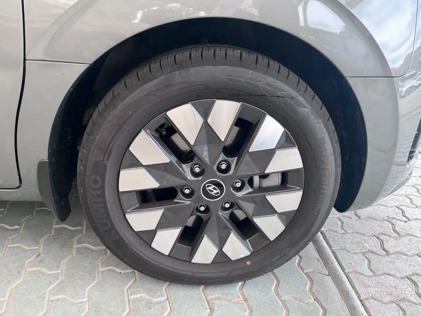 Hyundai STARIA Signature 2WD Grau - 2