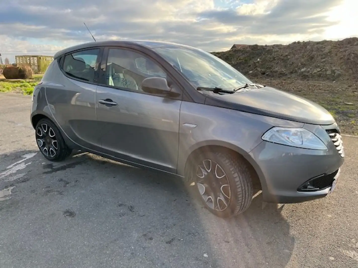 Lancia Ypsilon Y 1.2 8v S by Momodesign Gris - 1