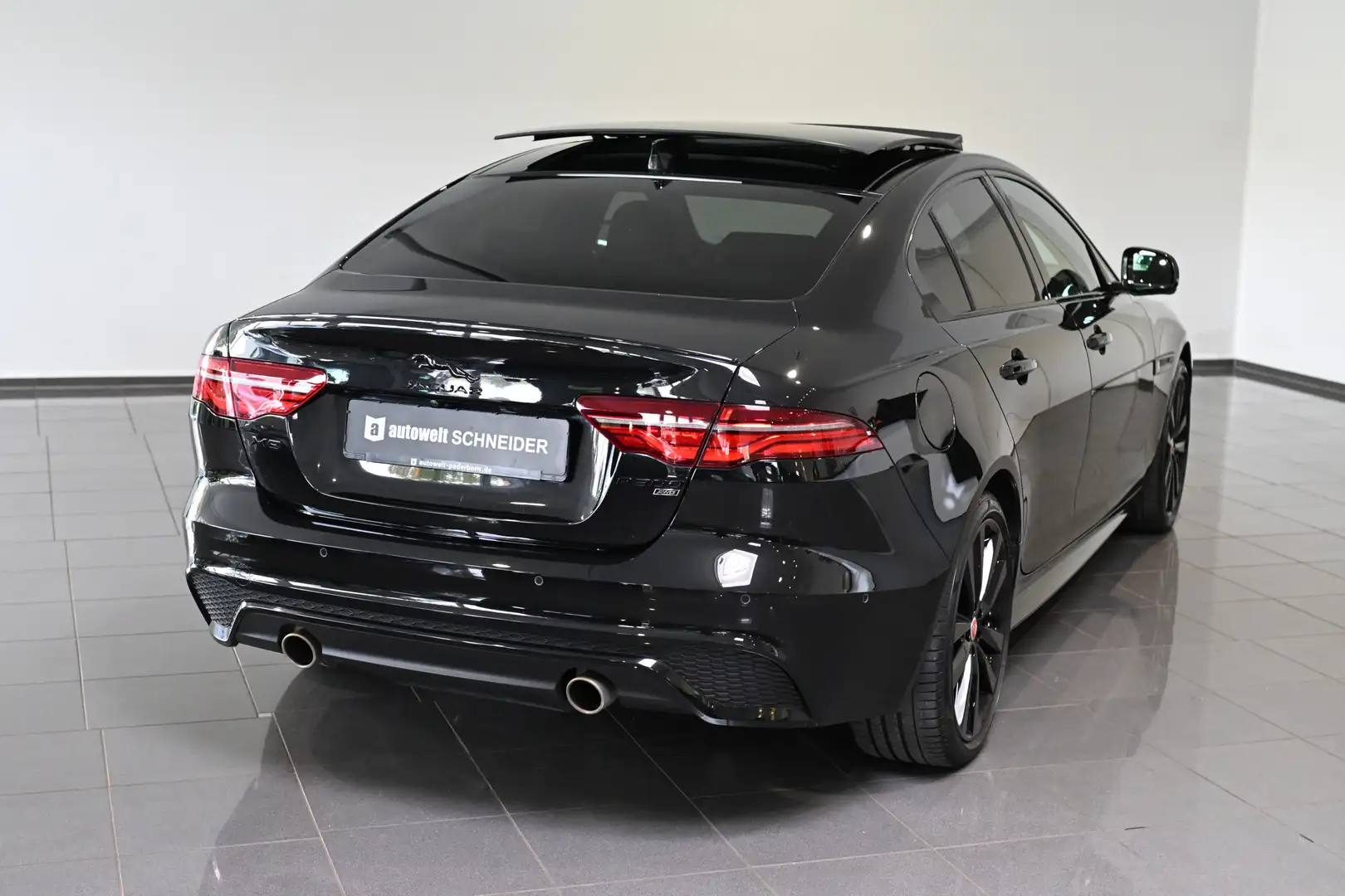 Jaguar XE P300 AWD R-Dynamic Black Leder Pano LED 19 Schwarz - 2
