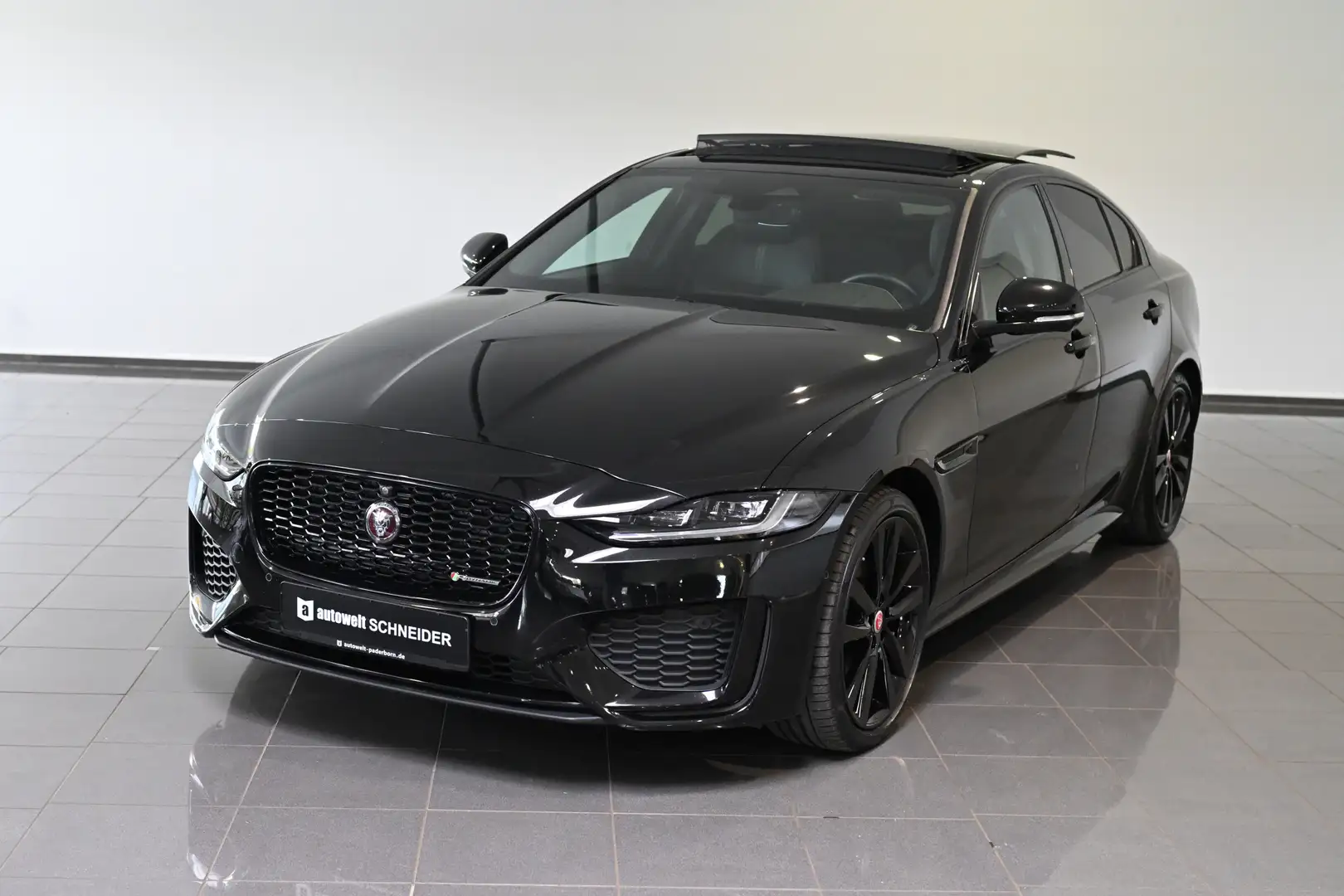Jaguar XE P300 AWD R-Dynamic Black Leder Pano LED 19 Schwarz - 1
