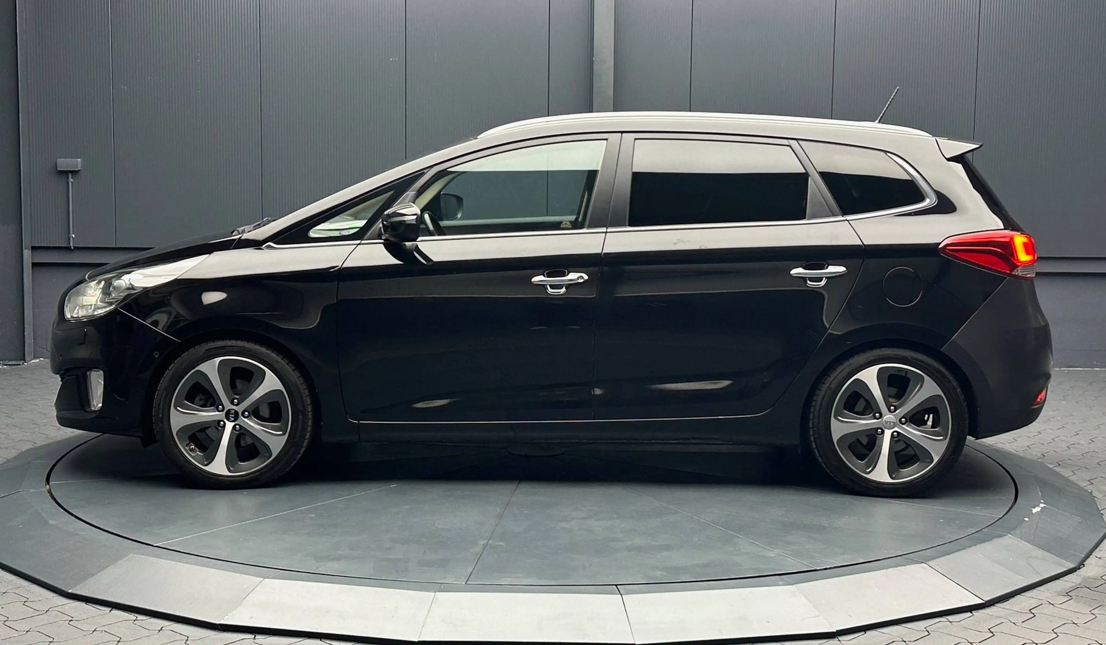 Kia Carens Spirit Aut. *18Zoll*7-SITZE*LEDER*AHK*KAMERA*SitzKlima* — photo 2