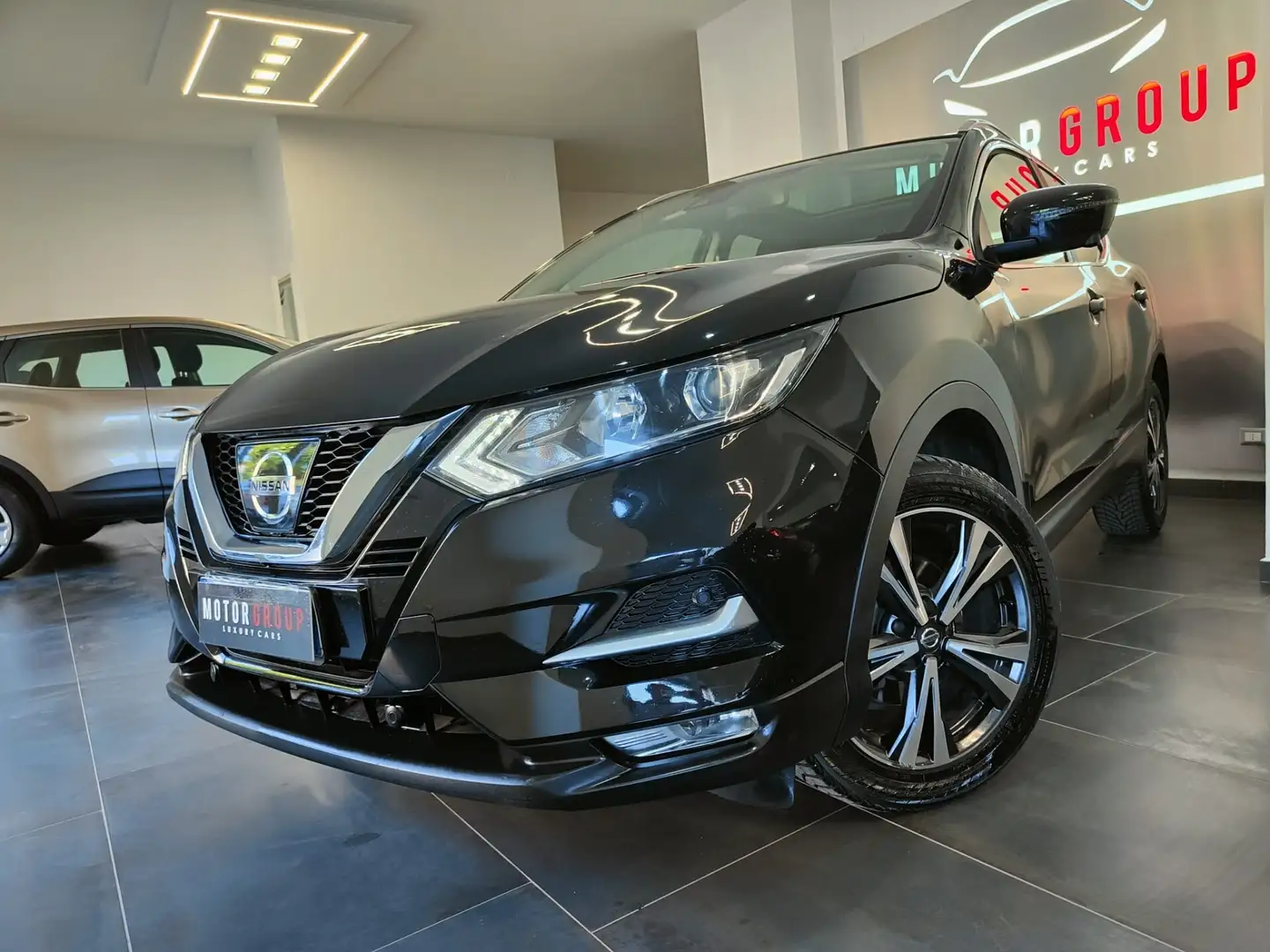 Nissan Qashqai 1.2 DIG-T N-Connecta Schwarz - 1