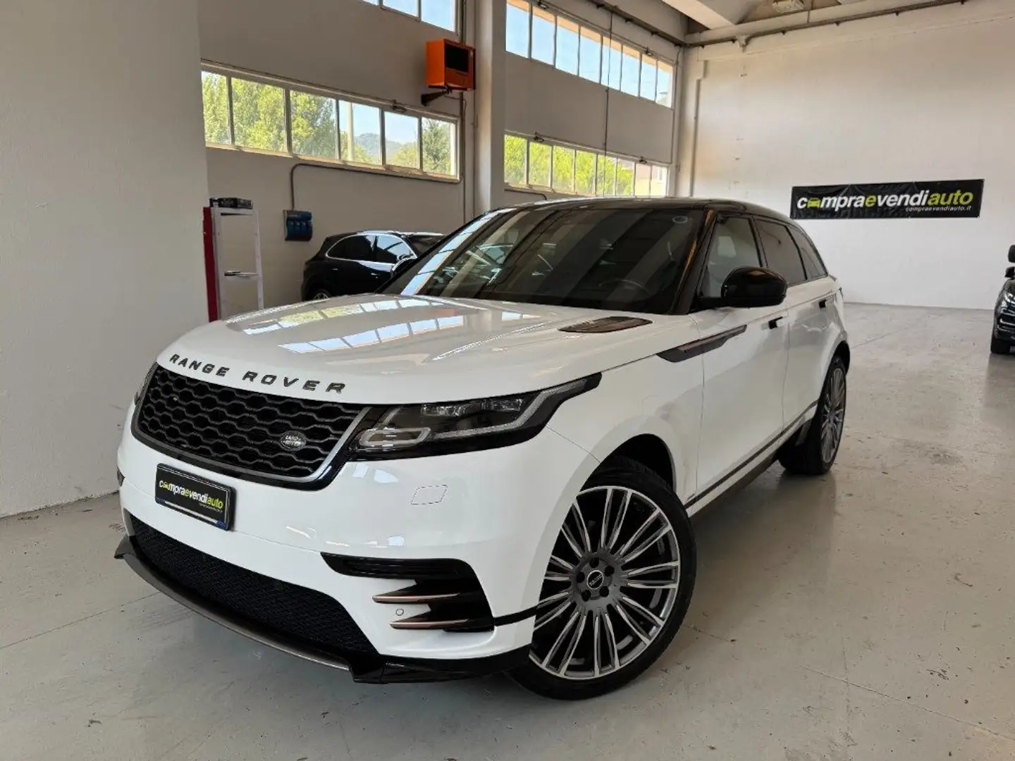 Land Rover Range Rover Velar 2.0D I4 240 CV R-Dynamic Bianco - 1