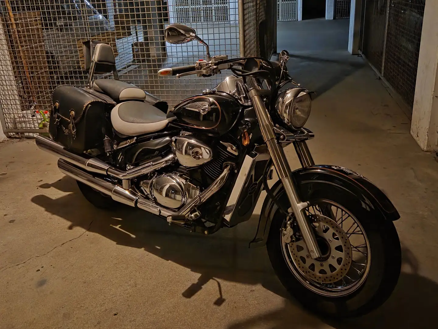 Suzuki VL 800 Negro - 1