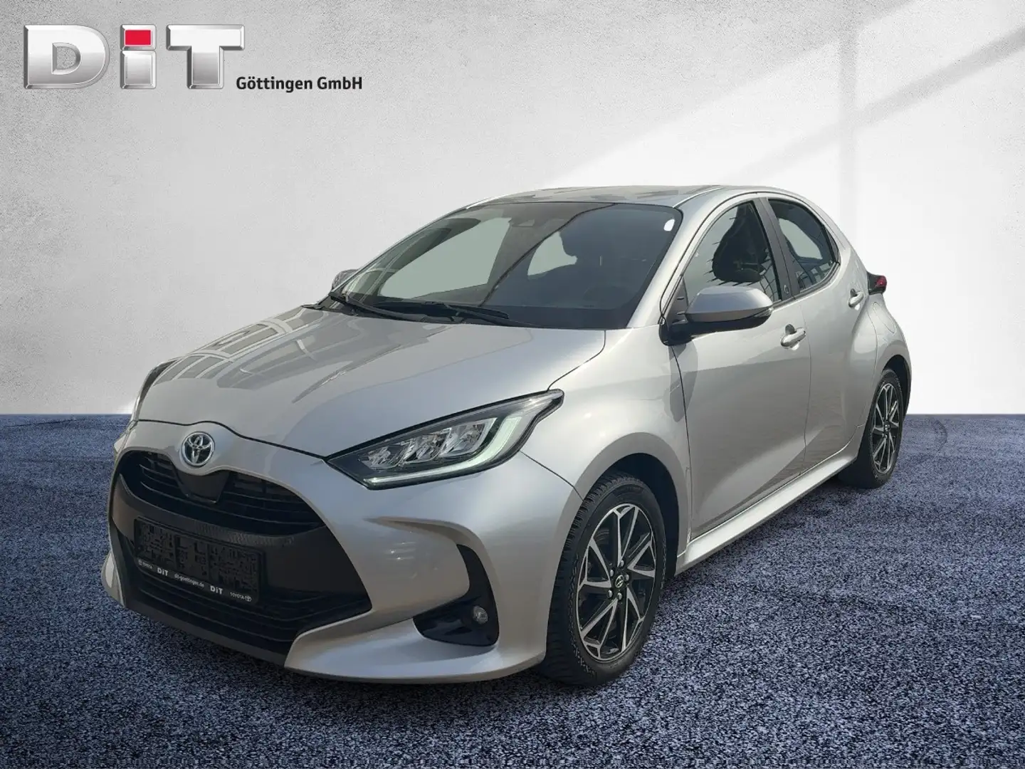 Toyota Yaris 1.5 D Team Deutschland LM LED KeyLess KAM Zilver - 2