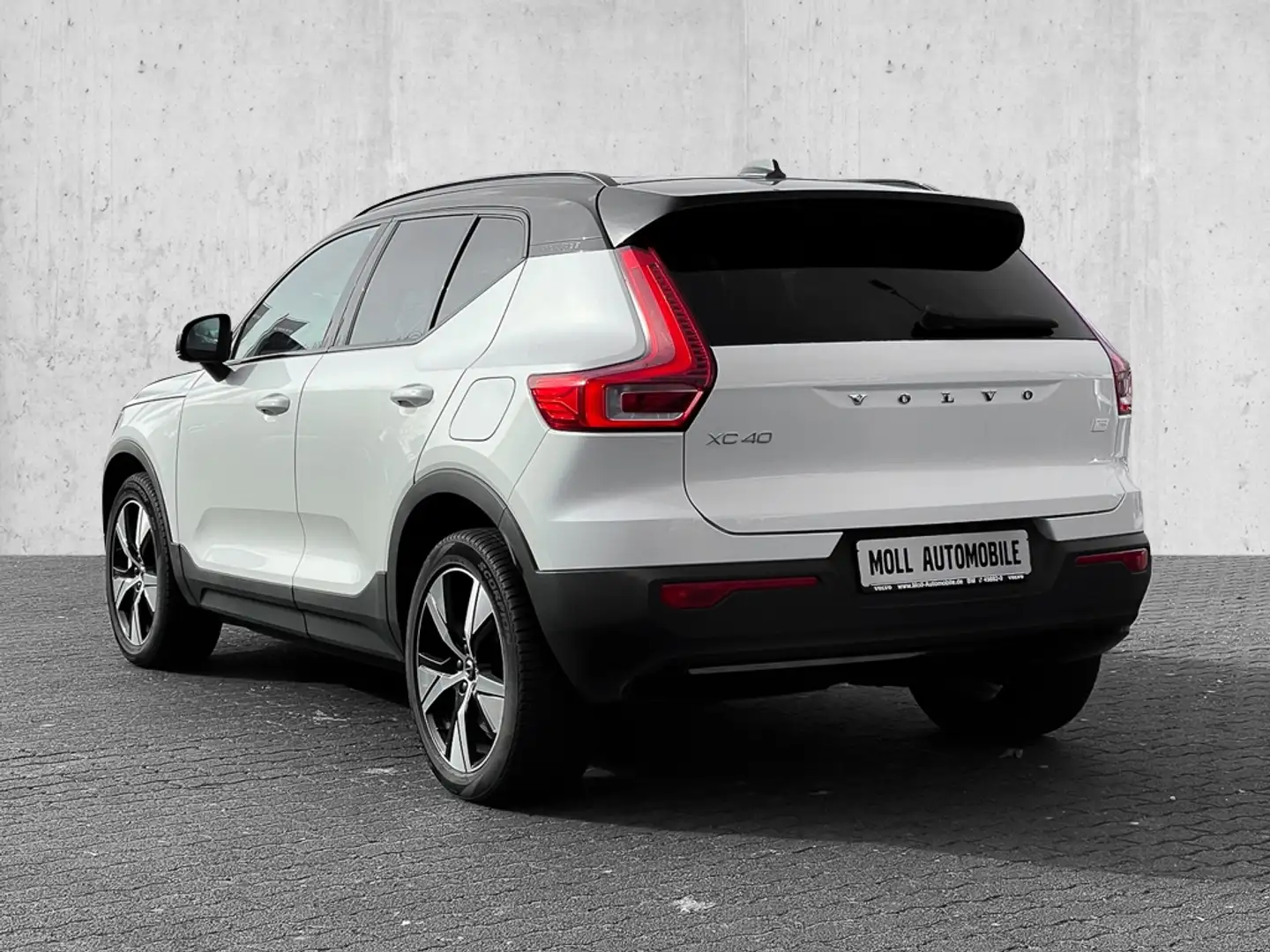 Volvo XC40 Plus Recharge Pure Electric AWD Twin AHK Bílá - 2