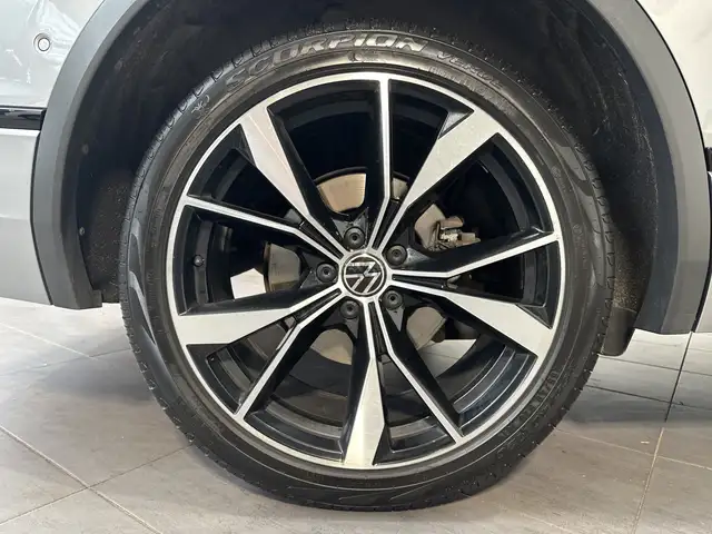 Volkswagen Tiguan Allspace view 3