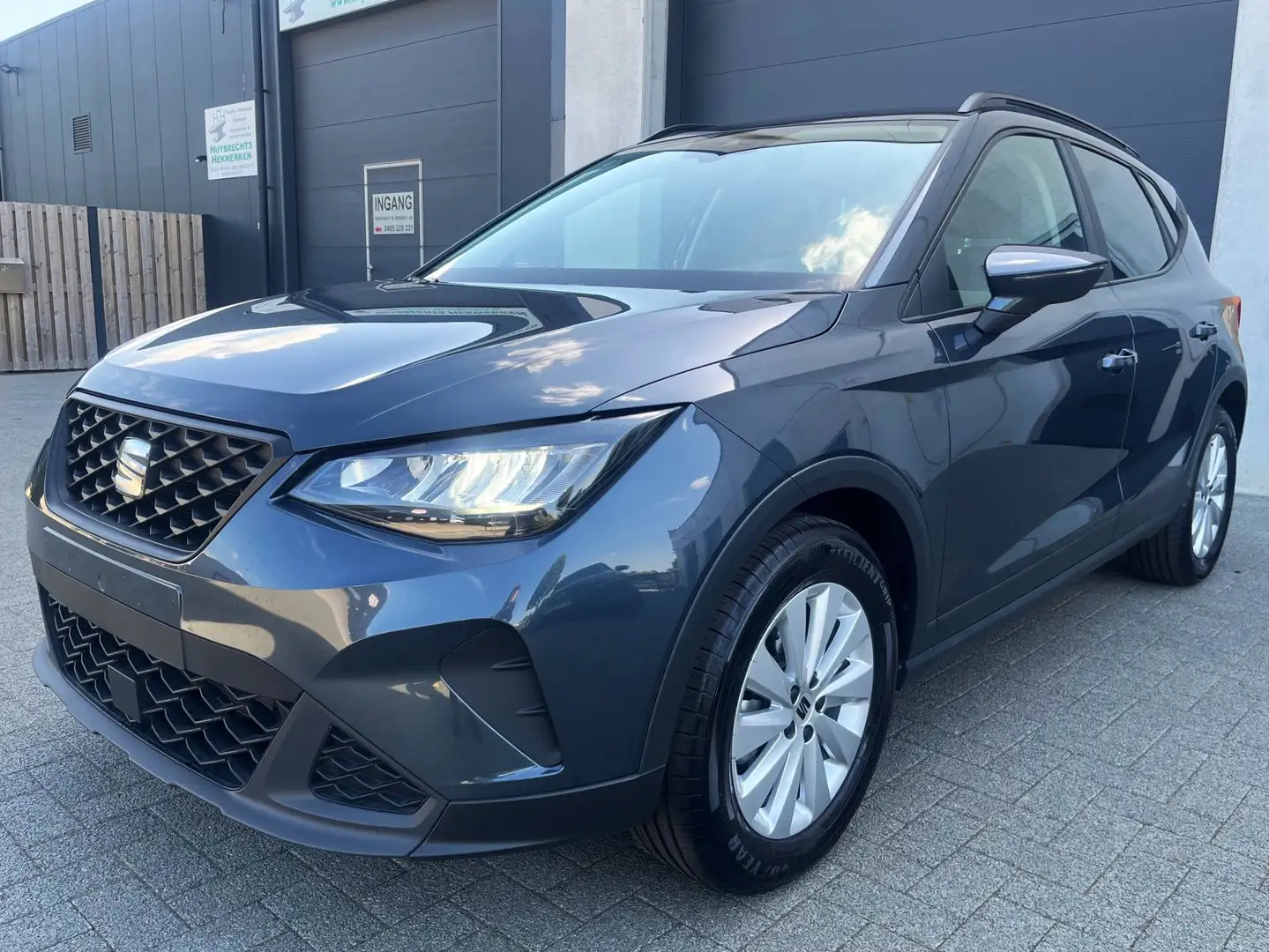 SEAT Arona TSI NAVI DSG-AUT 2024 APP*Lane+FrontAs*CC*NIEUWST! Grijs - 1