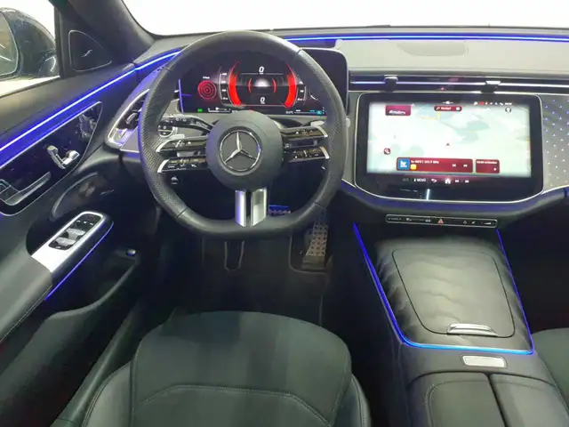 Mercedes-Benz 220 view 5