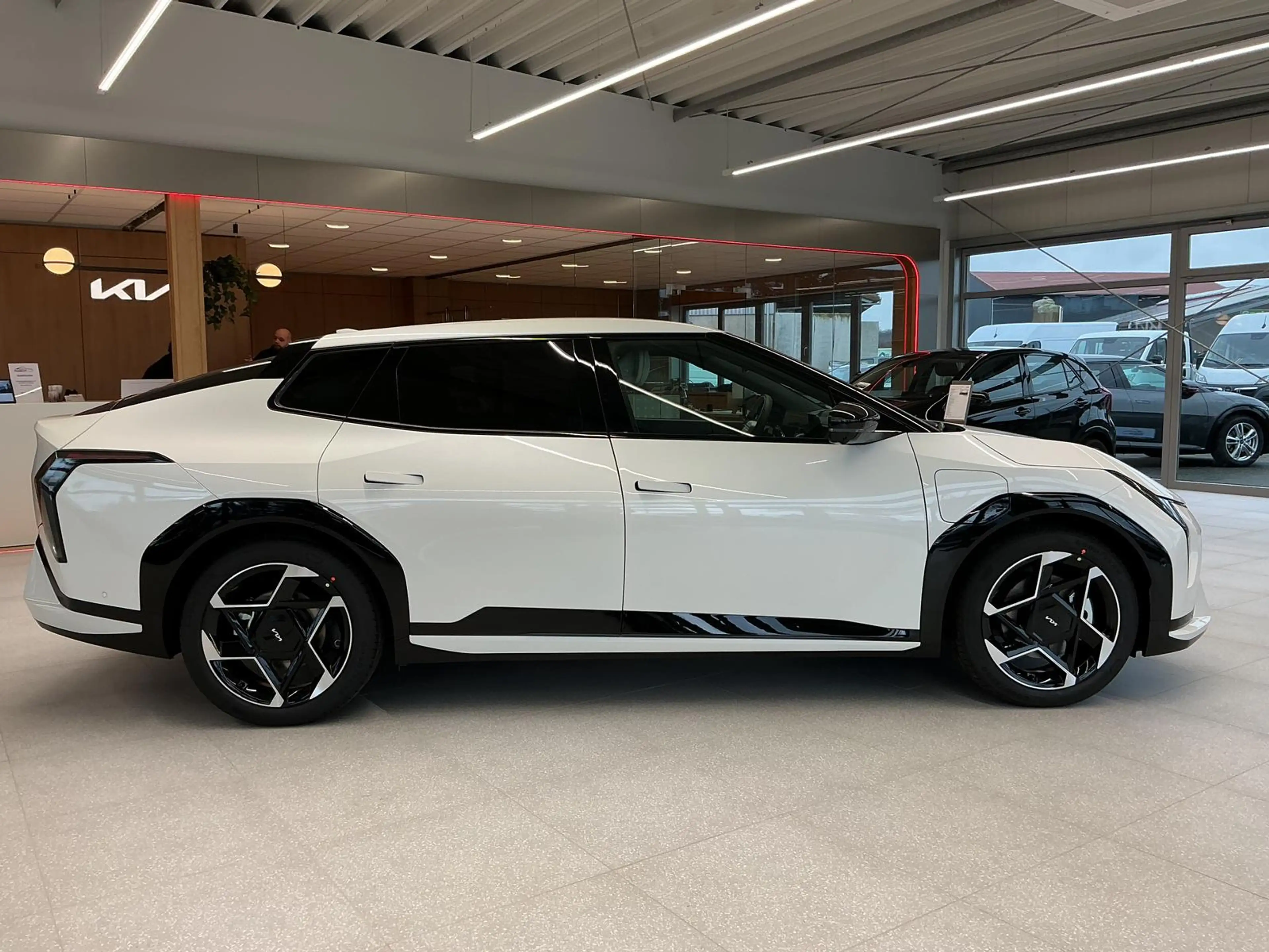 Kia EV4 FASTBACK 150 kW GT-Line P8 P9 P10 — photo 2