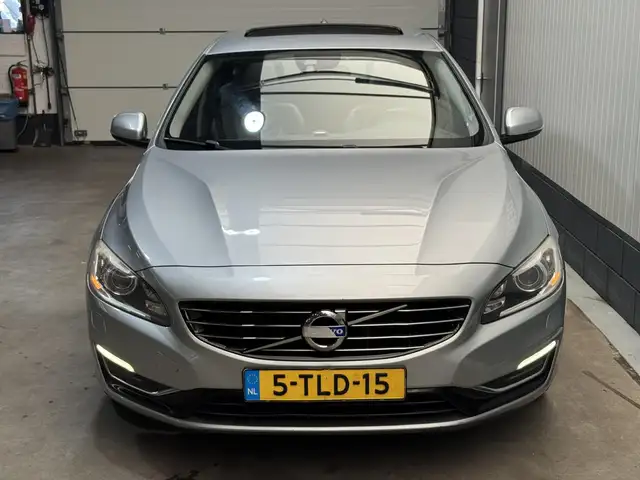 Volvo V60 view 2
