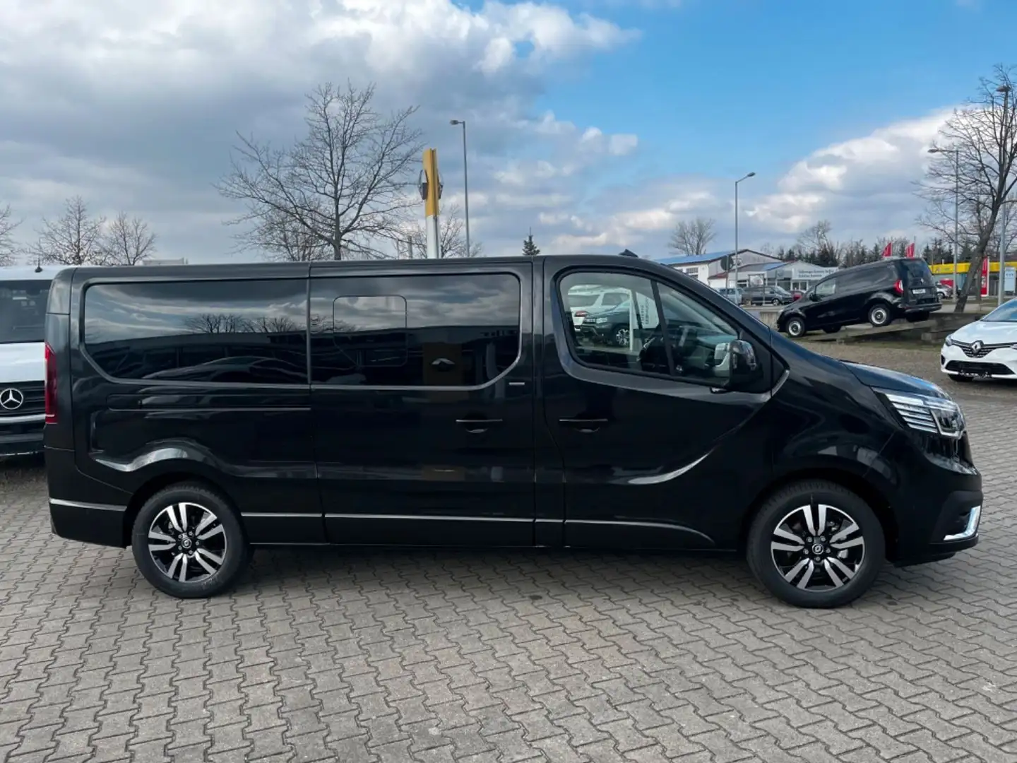 Renault Trafic Combi L2H1 Grand SpaceClass dCi 170 EDC Schwarz - 2