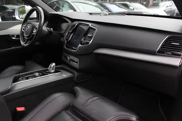 Volvo XC90 view 13
