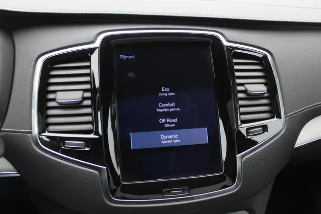 Volvo XC90 view 26