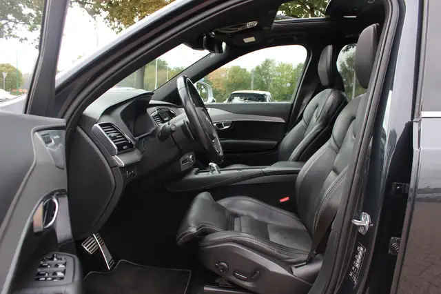 Volvo XC90 view 10