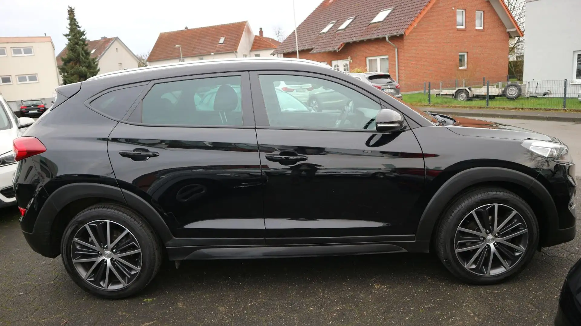 Hyundai TUCSON Passion 2WD Schwarz - 2