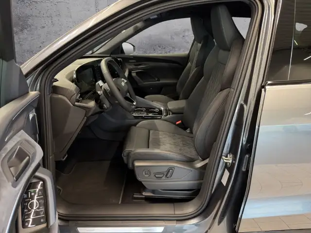 Audi Q5 view 8