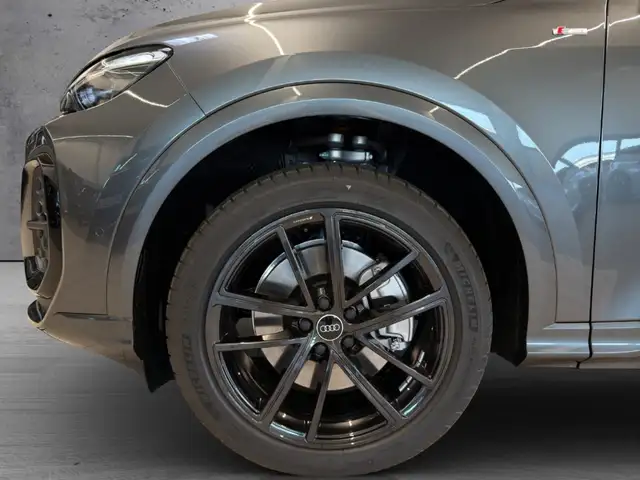Audi Q5 view 4