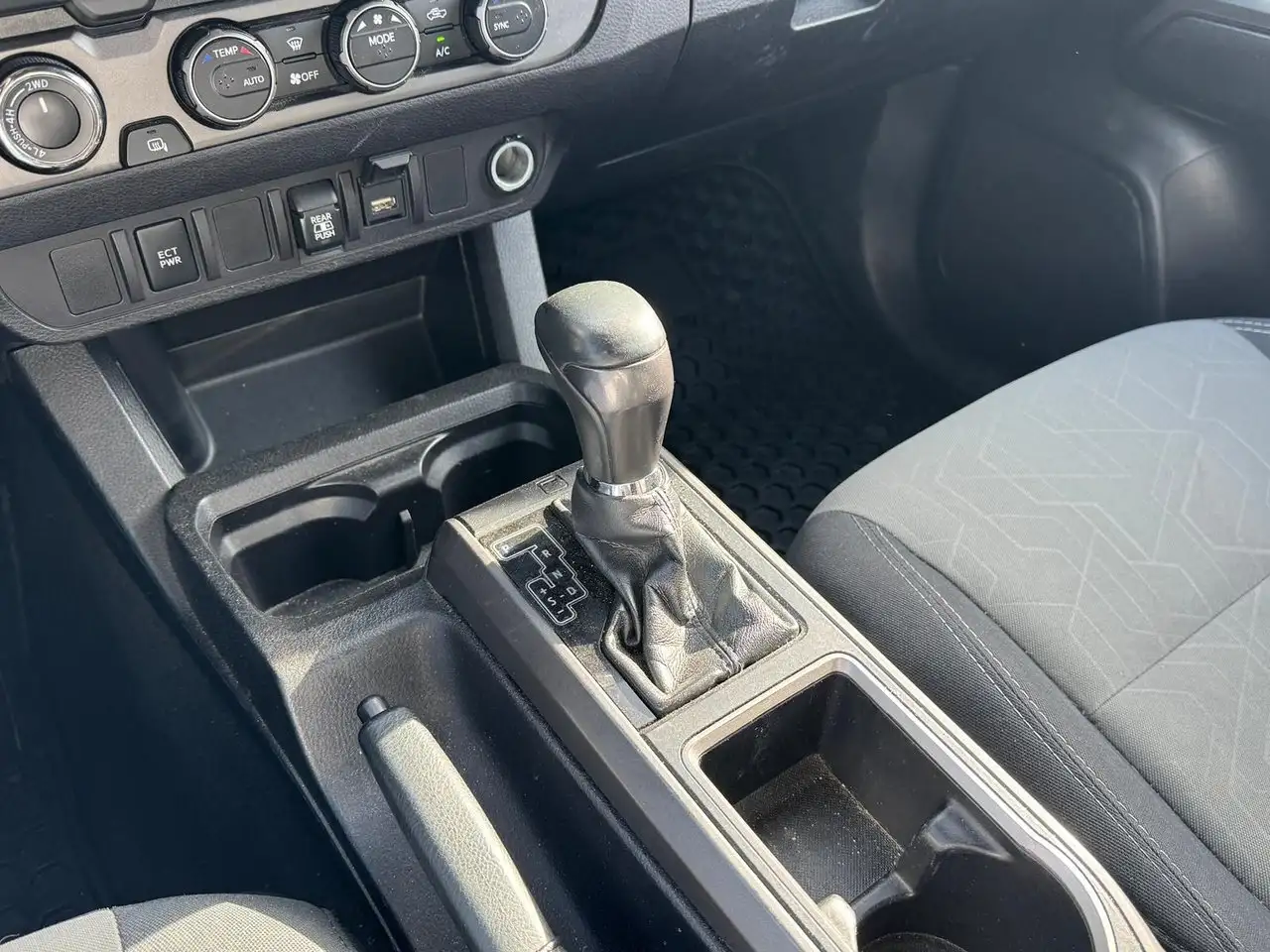 Toyota Tacoma снимка Toyota Tacoma