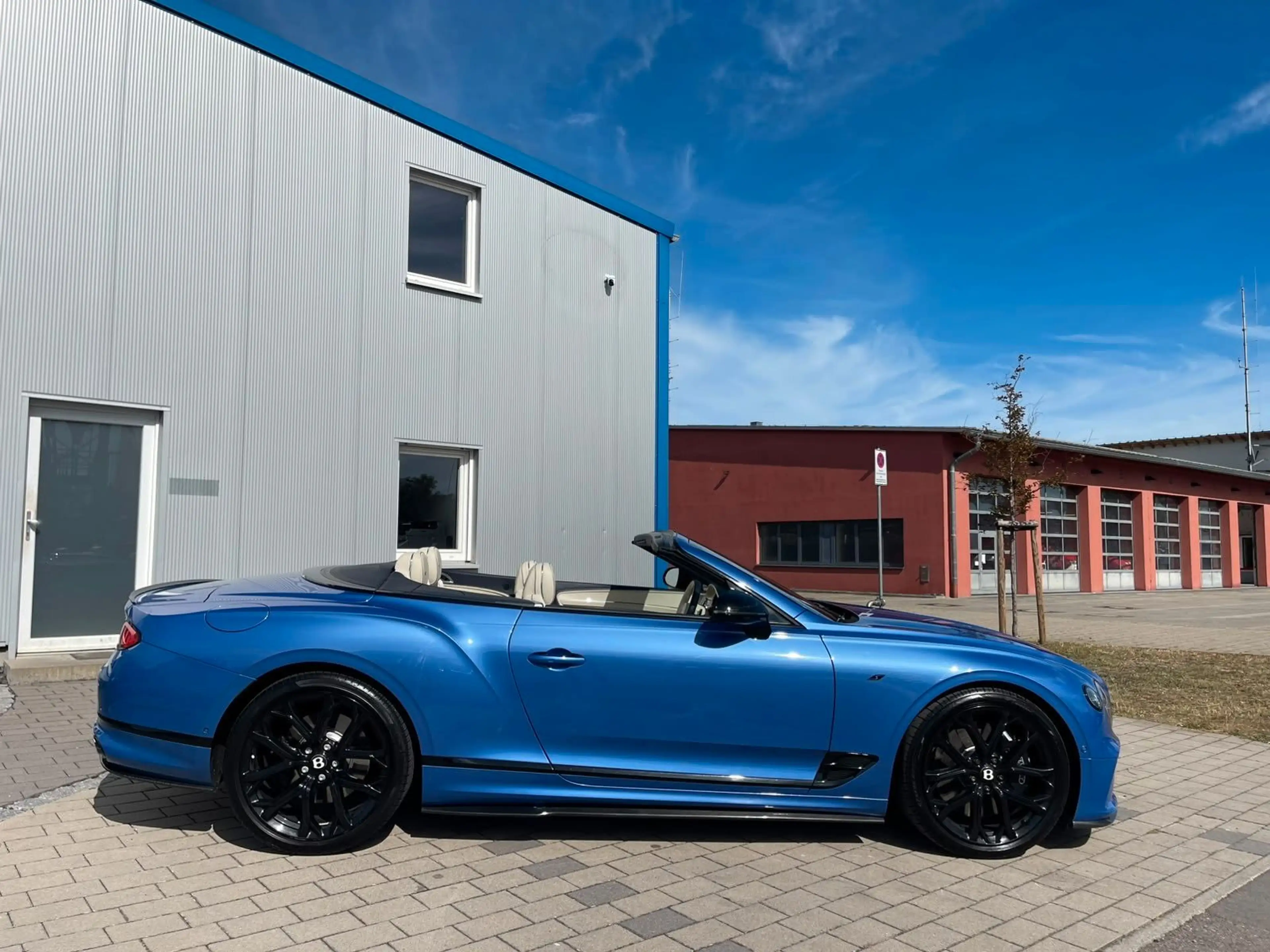 Bentley Continental GTC V8S — photo 8