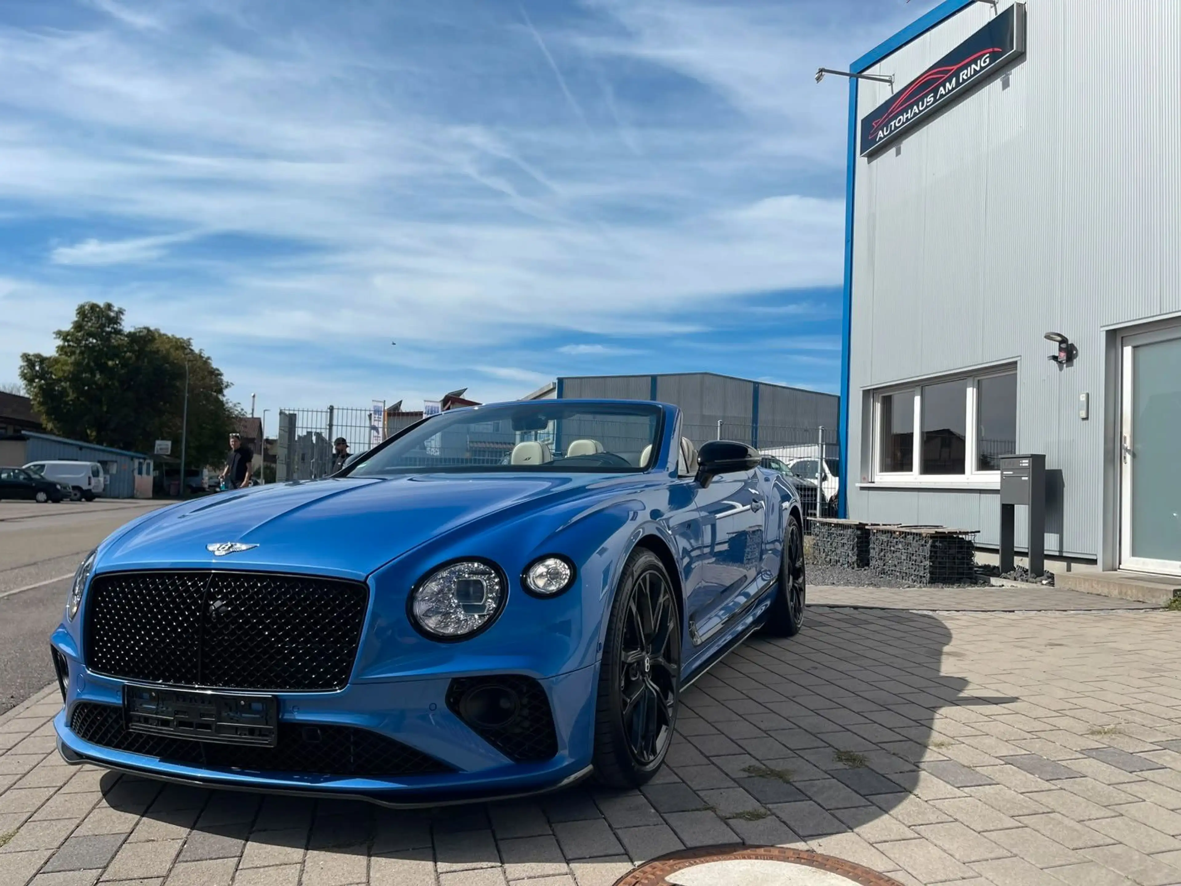 Bentley Continental GTC V8S — photo 3