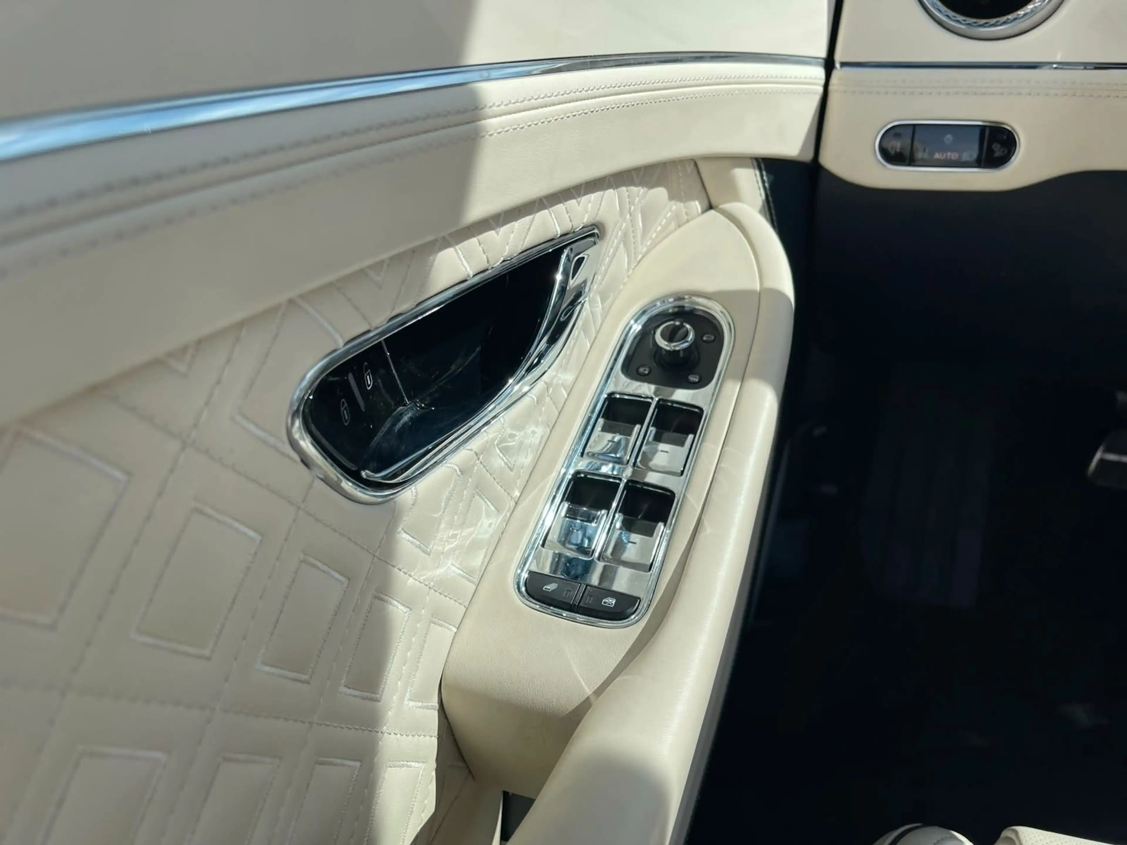 Bentley Continental GTC V8S — photo 12