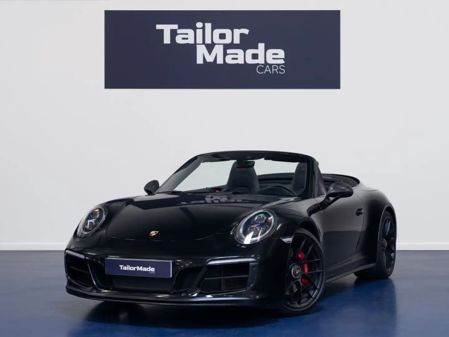Porsche 911 Carrera 4 GTS Cabriolet - 1