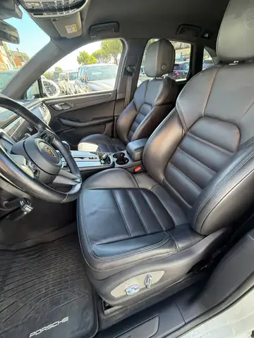 Porsche Macan view 11