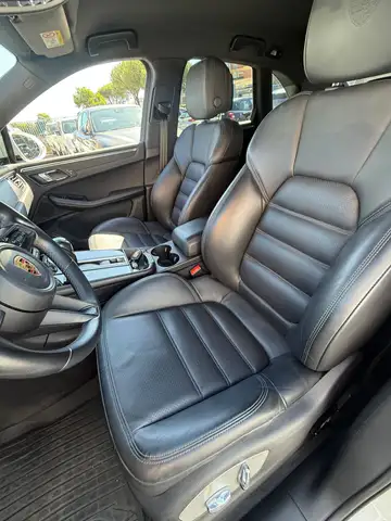 Porsche Macan view 12