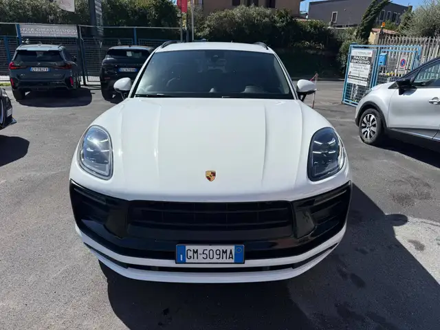 Porsche Macan view 3