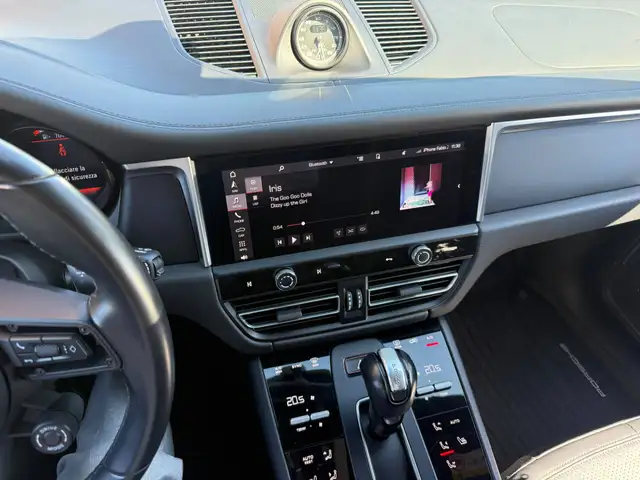 Porsche Macan view 15