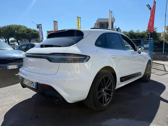 Porsche Macan view 7