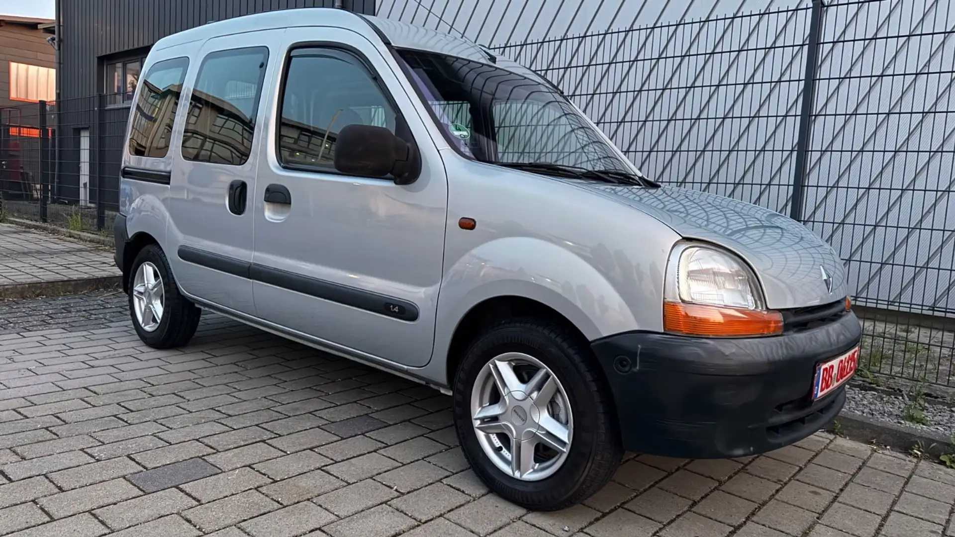 Renault Kangoo 1.4 AUTOMATIK TÜV,32.000KM,1-HAND,AHK Silber - 2