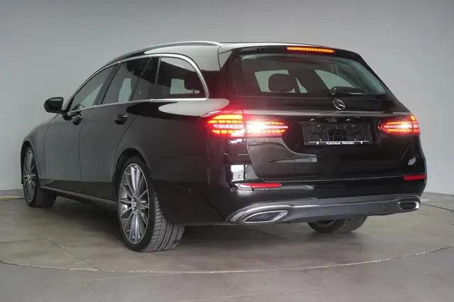 Mercedes-Benz 300 view 5