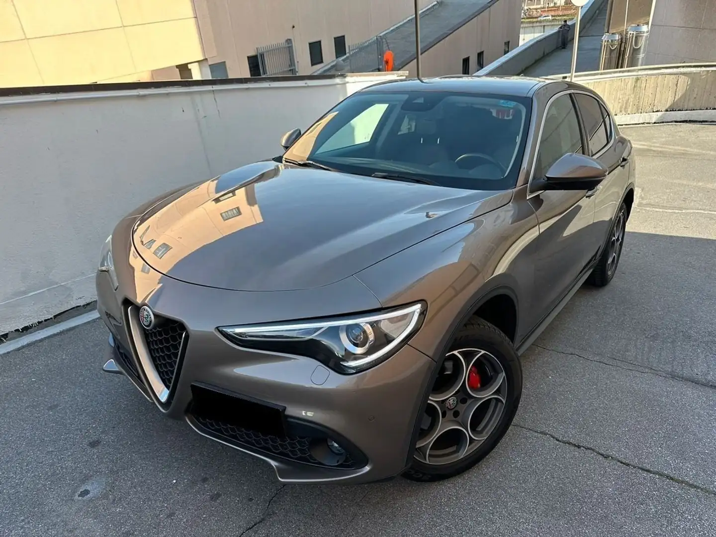 Alfa Romeo Stelvio Stelvio 2,2 ATX RWD Grau - 2