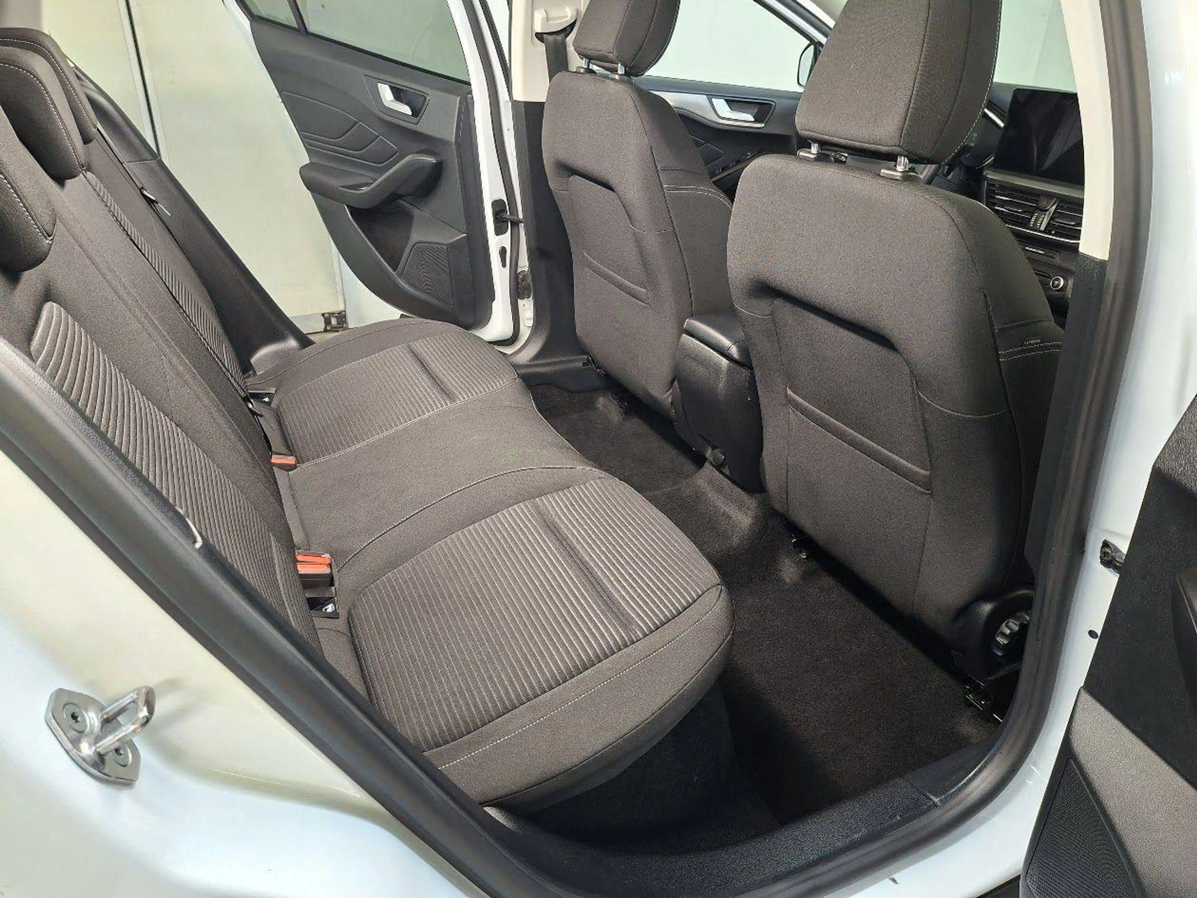 Ford Focus Kombi 1.5 EcoBlue Titanium Aut. AHK, Winter-Paket — photo 11