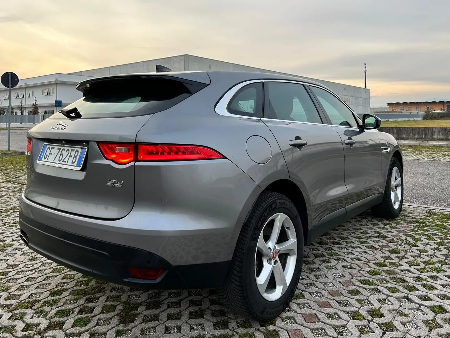 Jaguar F-Pace 2.0 D 180 CV AWD aut. Prestige Grigio - 2