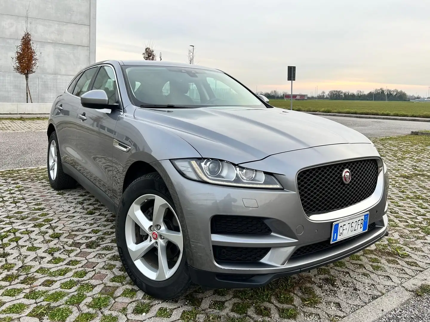 Jaguar F-Pace 2.0 D 180 CV AWD aut. Prestige Grigio - 1