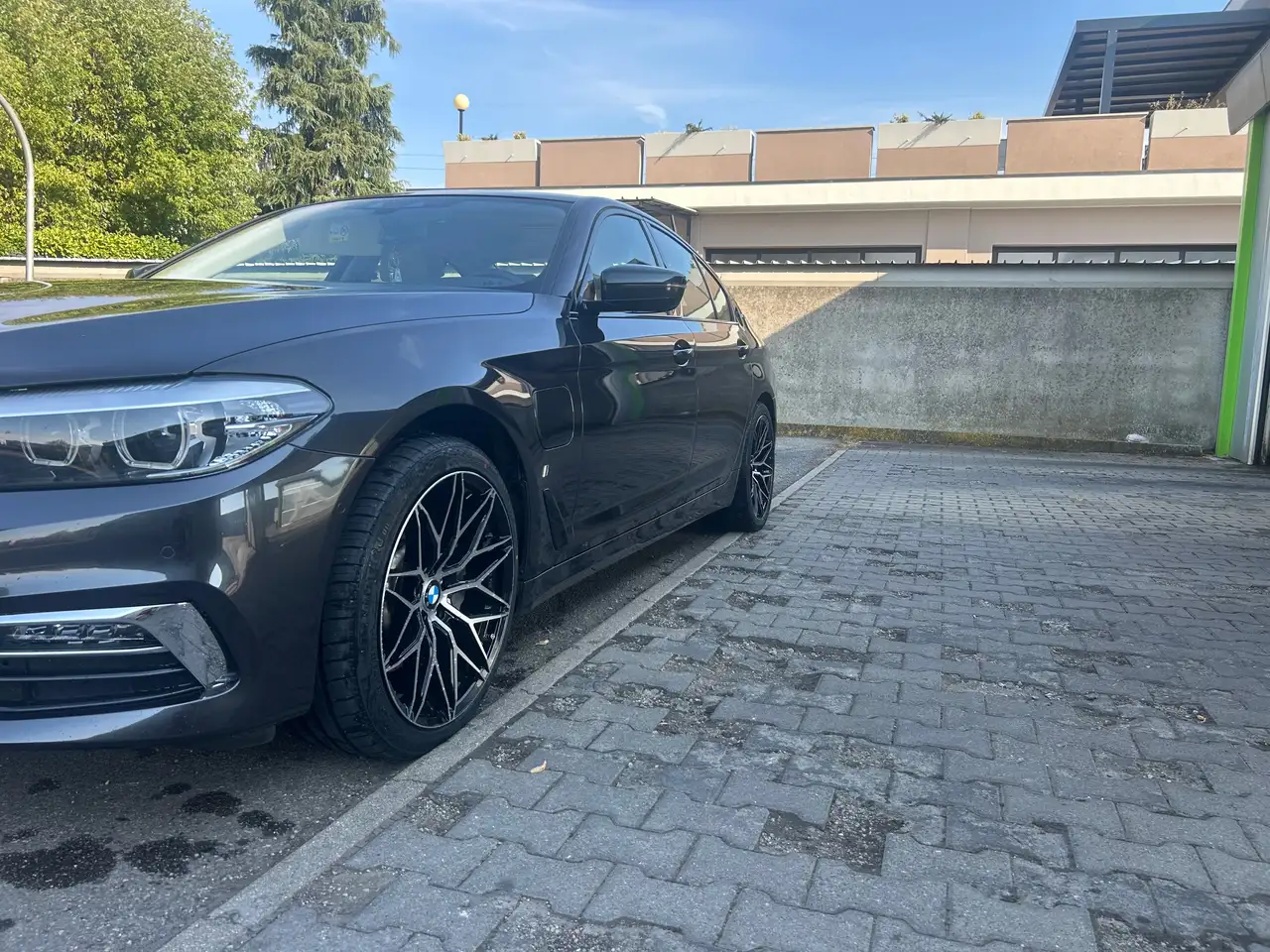 BMW 530 530e Luxury auto — photo 1 of 5