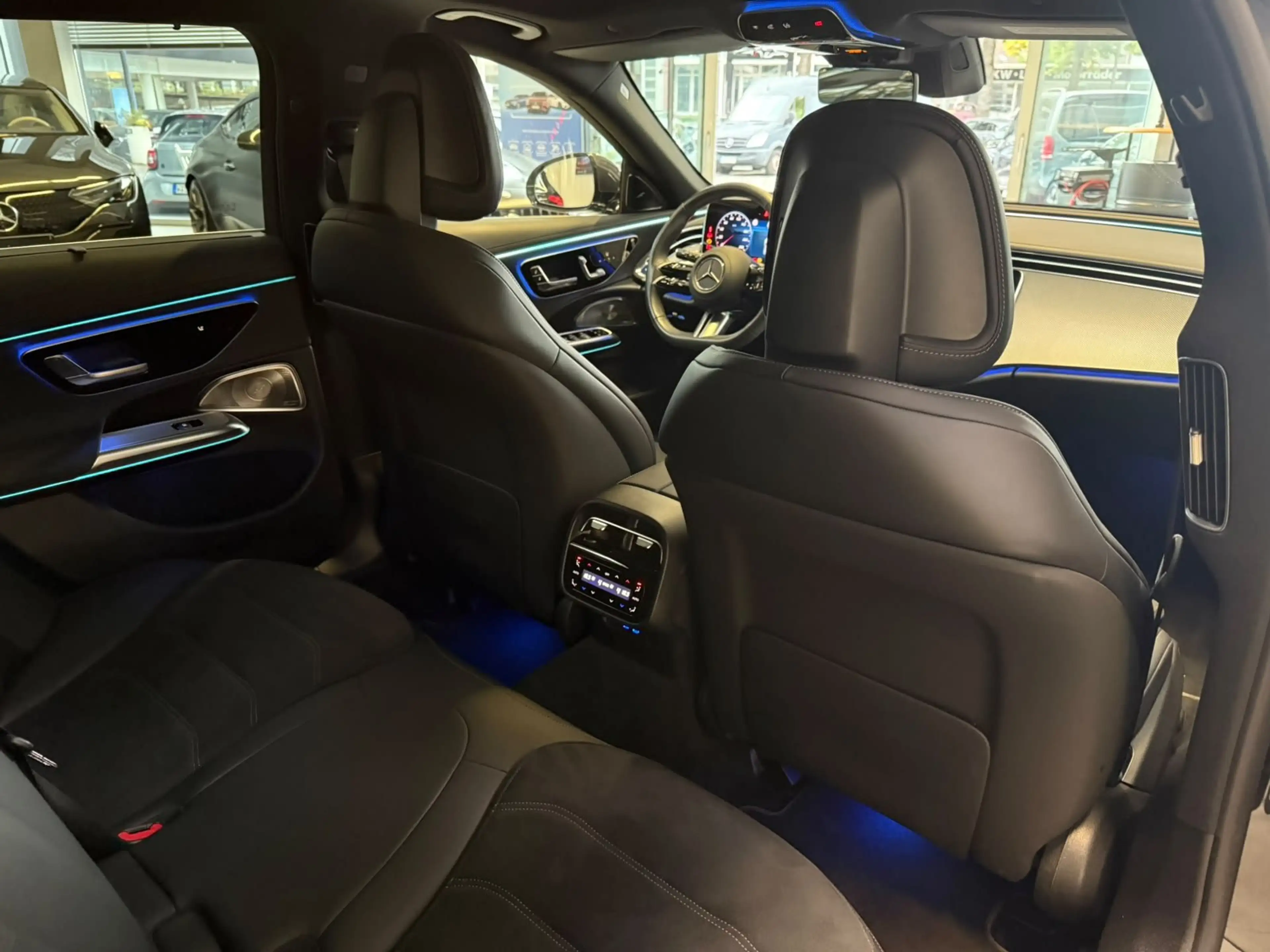 Mercedes-Benz E 220 d 4M T AMG+AIRMATIC+STHZ+PANO+BURM4D+HUD+3D — photo 13