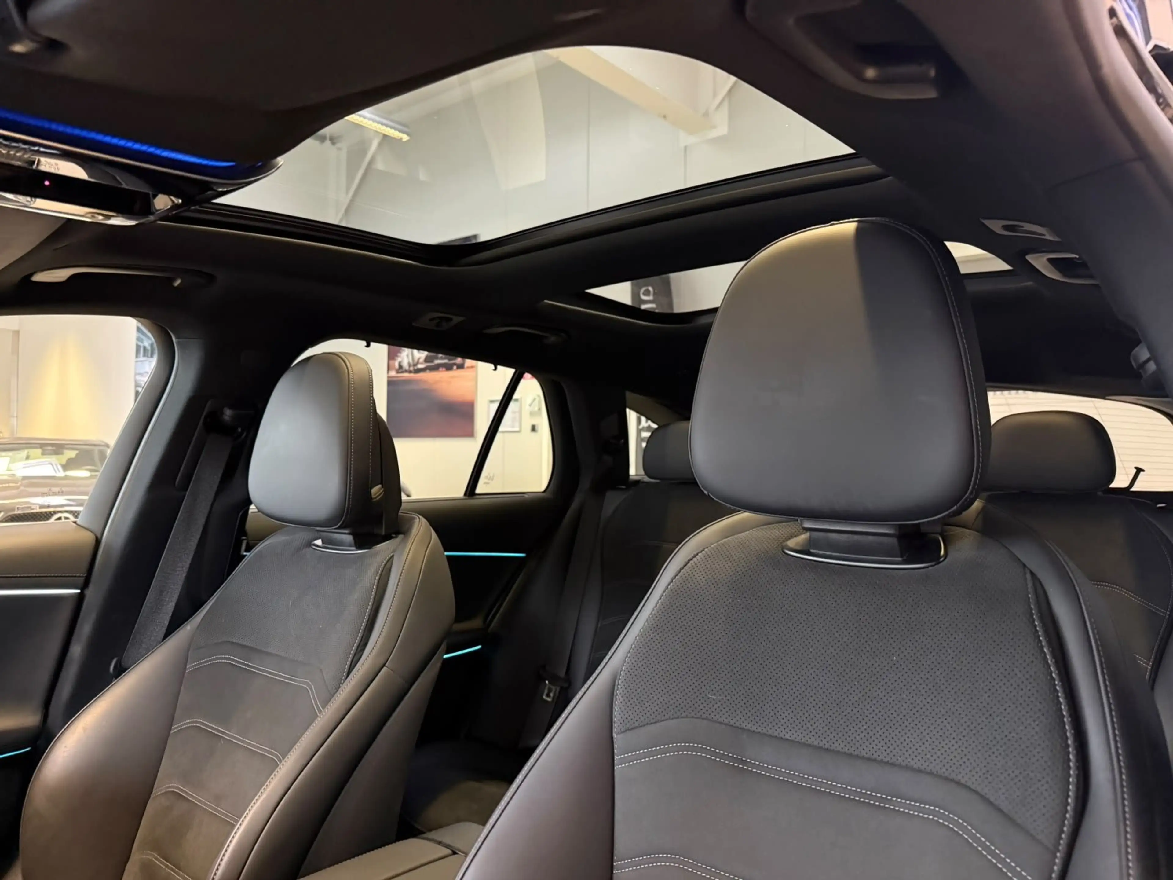 Mercedes-Benz E 220 d 4M T AMG+AIRMATIC+STHZ+PANO+BURM4D+HUD+3D — photo 12