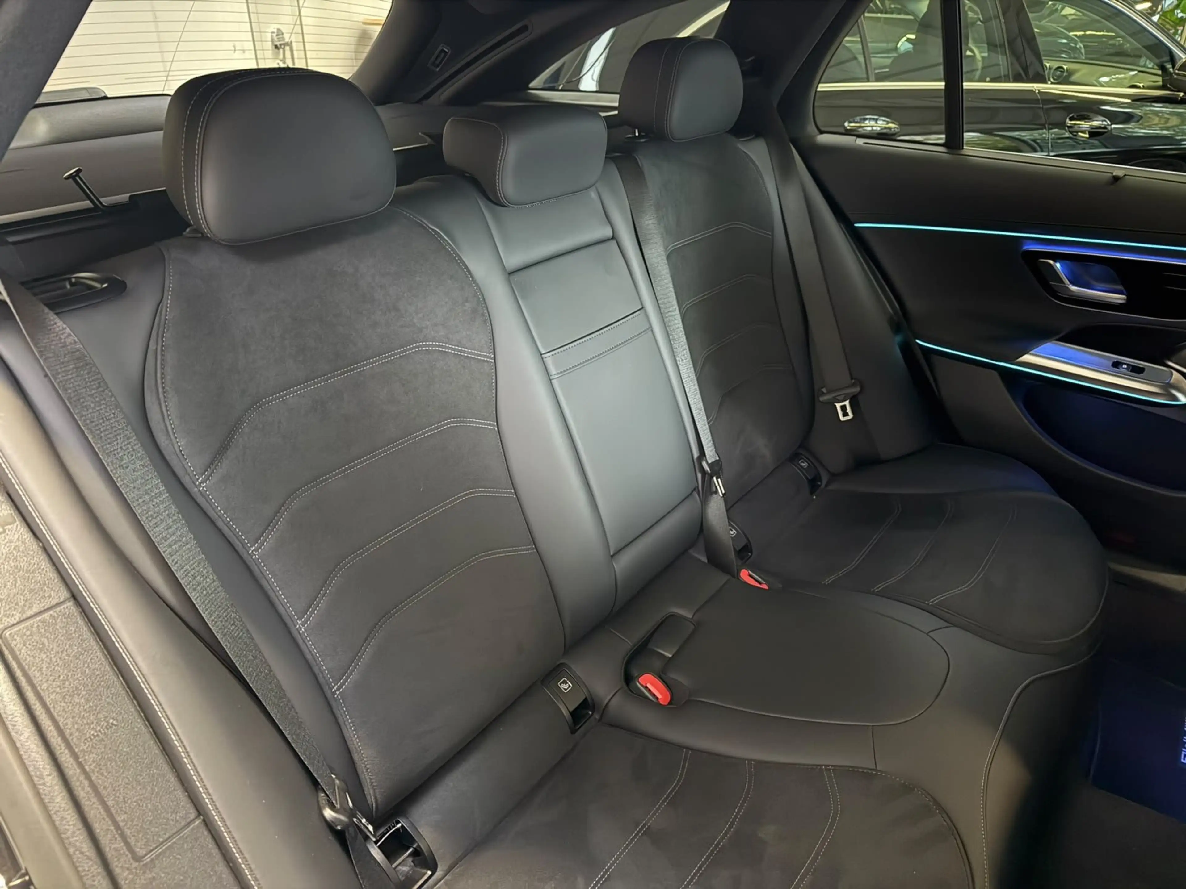 Mercedes-Benz E 220 d 4M T AMG+AIRMATIC+STHZ+PANO+BURM4D+HUD+3D — photo 14