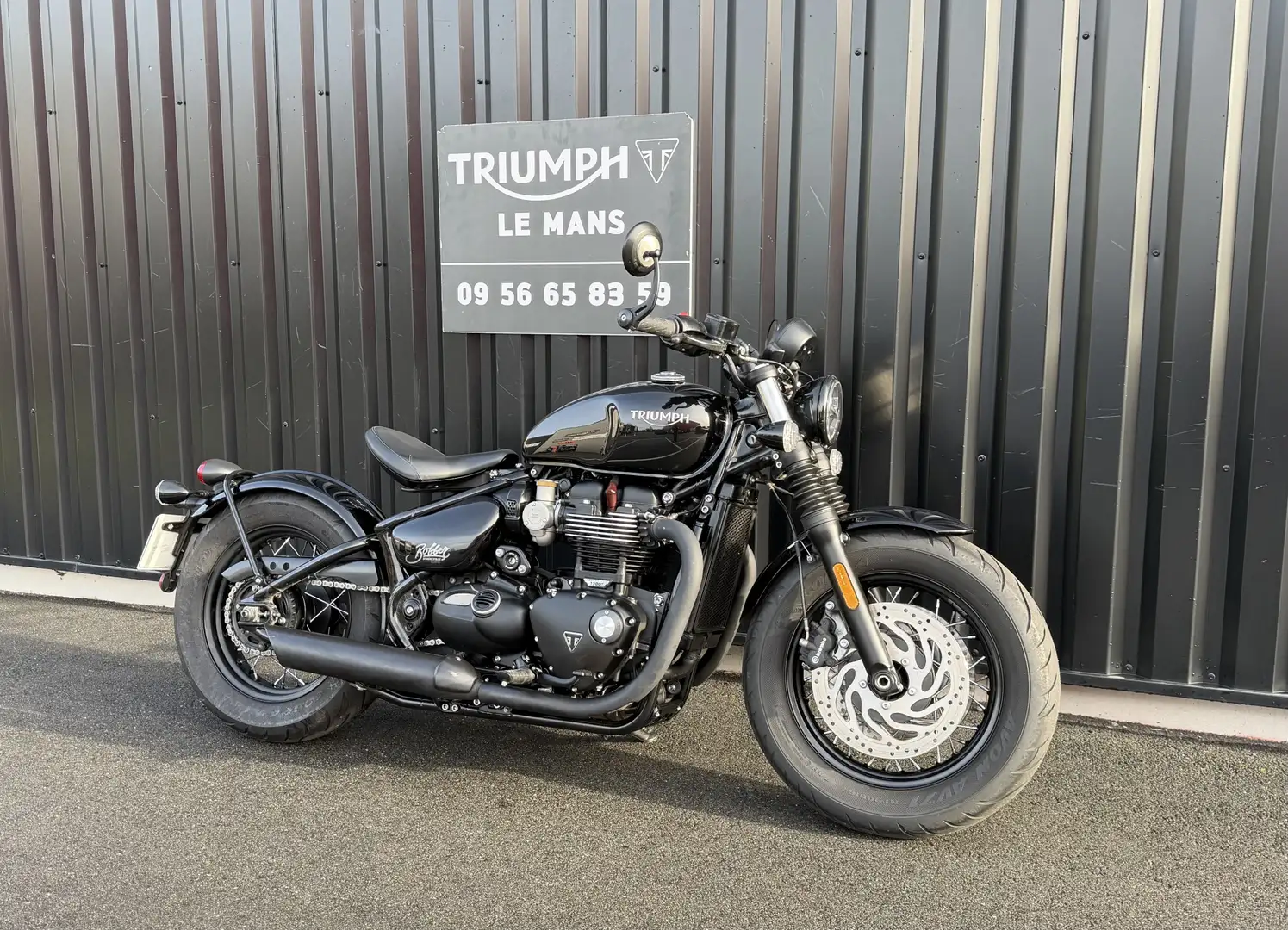 Triumph Bonneville Bobber crna - 2