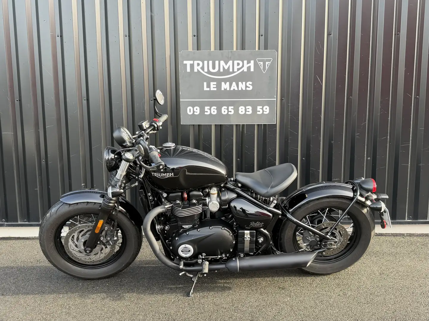 Triumph Bonneville Bobber crna - 1