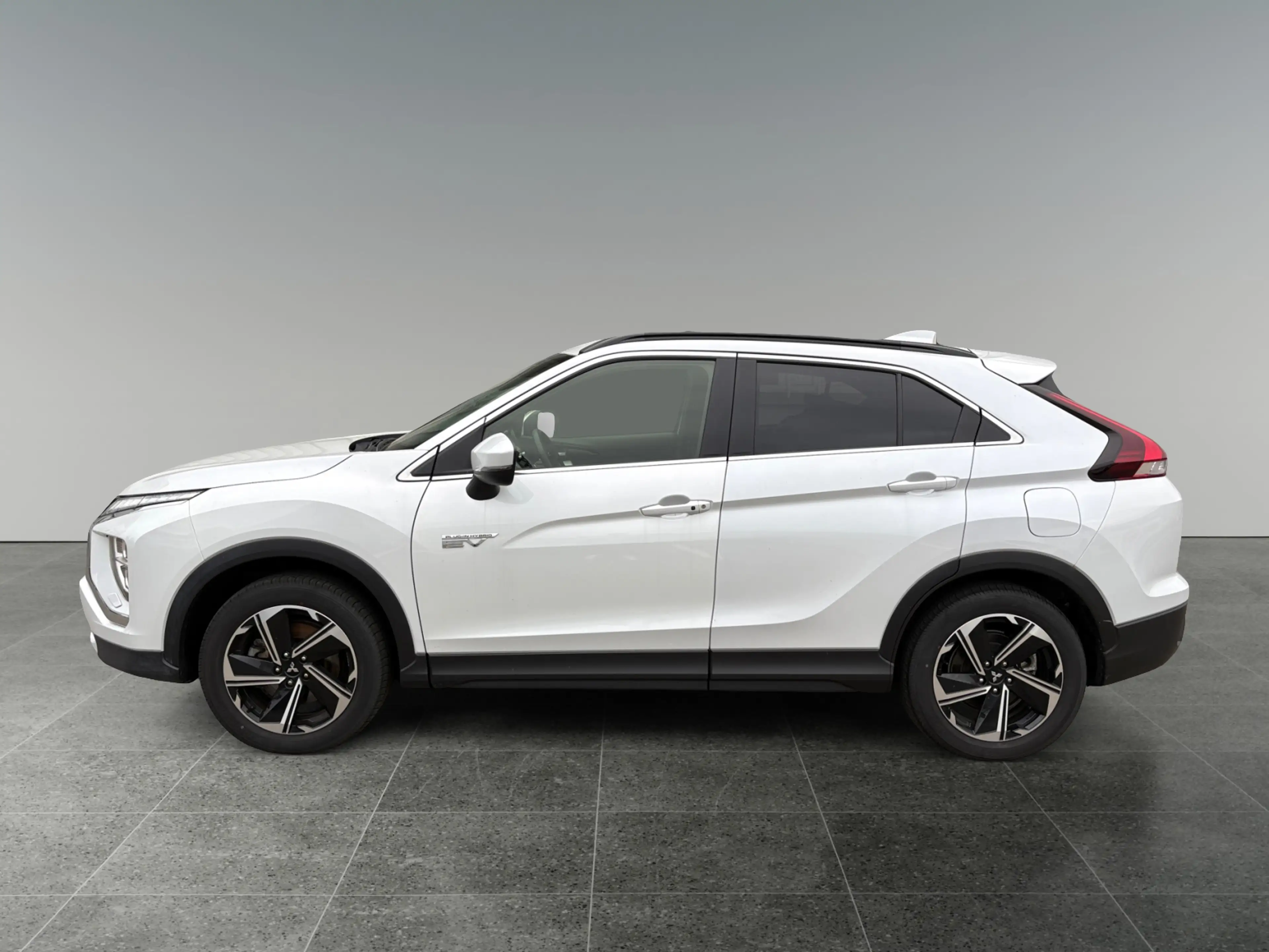 Mitsubishi Eclipse Cross 2,4 PHEV 4WS Intense+ CVT AWD 8-Fach bereift! — photo 2