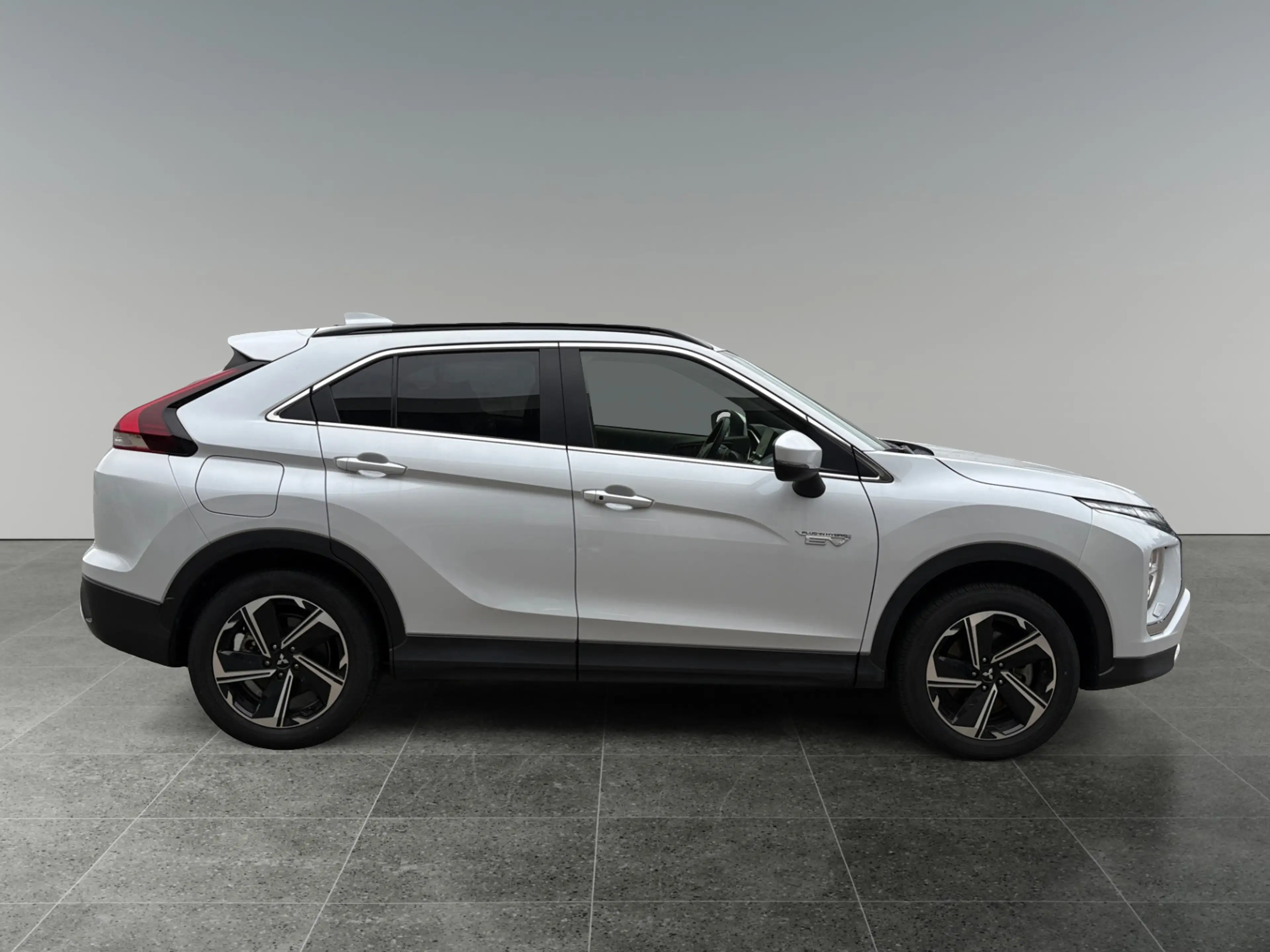 Mitsubishi Eclipse Cross 2,4 PHEV 4WS Intense+ CVT AWD 8-Fach bereift! — photo 6