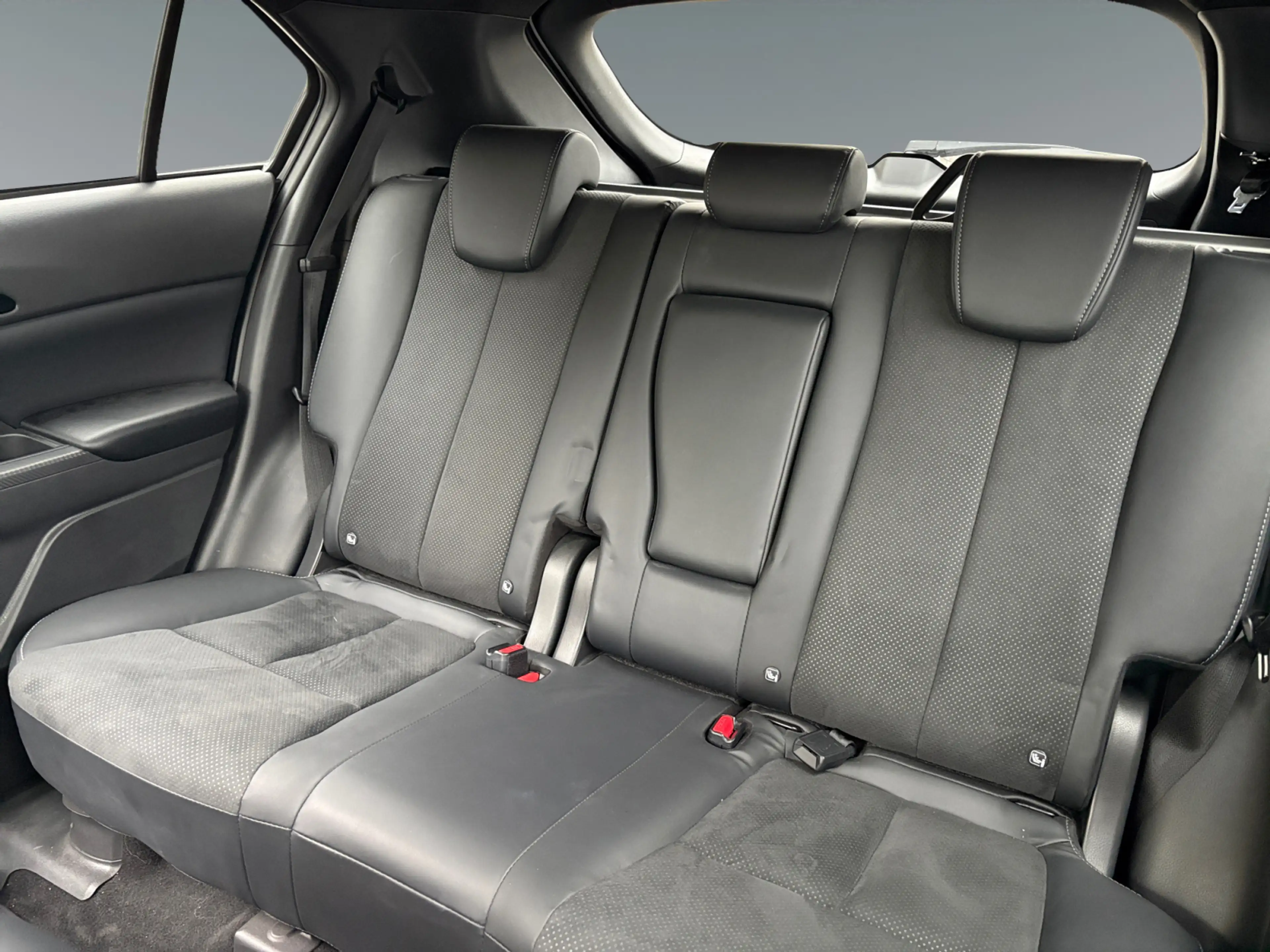 Mitsubishi Eclipse Cross 2,4 PHEV 4WS Intense+ CVT AWD 8-Fach bereift! — photo 13